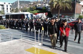 Alanya’da operasyonda gözaltına alınan 17 torbacı adliyede
