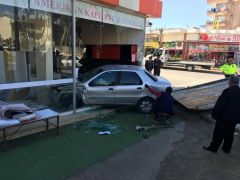 Antalya’da otomobil iş yerine daldı: 1 yaralı