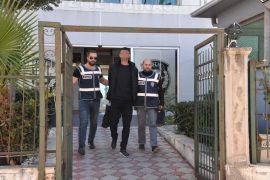 Antalya’da polisleri bıçakla yaralayan saldırgan yakalandı