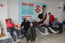Seçim ofisinde kan bağışı kampanyası