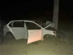 Antalya’da otomobil elektrik direğine çarptı: 2 ölü, 1 yaralı