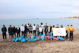 Amerikalı sporcular Antalya’da çevre temizliği yaptı
