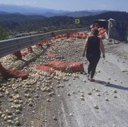 Antalya’da sebze yüklü kamyon devrildi: 1 yaralı